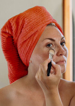 Glow-up avec highlighter et blush : conseils d’experts